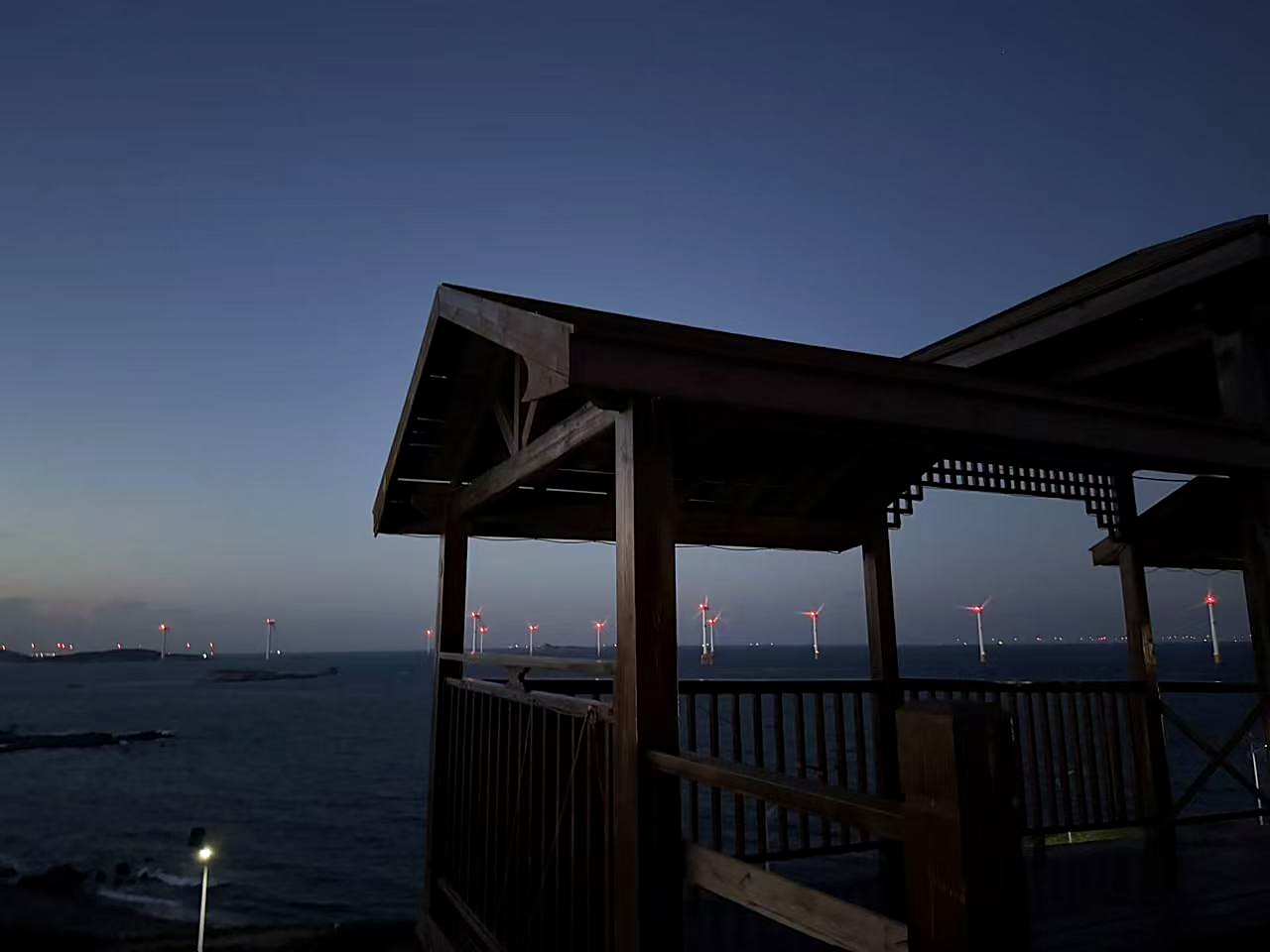 平潭黄昏，海边栈道与海上风车